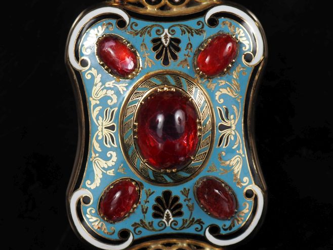 Ravissante broche en or jaune 750, à décor émaillé de rinceaux, fleure