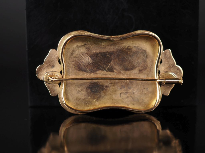 Ravissante broche en or jaune 750, à décor émaillé de rinceaux, fleure