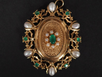 Vente aux enchères Pendentif porte-photo en or jaune 750, à décor en son centre d'un moti