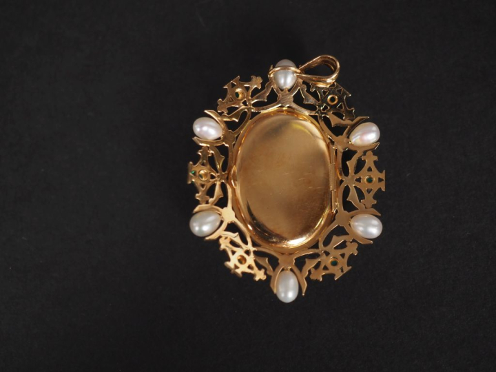 Pendentif porte-photo en or jaune 750, à décor en son centre d'un moti