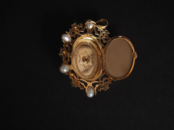 Pendentif porte-photo en or jaune 750, à décor en son centre d'un moti