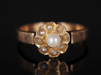 Vente aux enchères Bague de forme marguerite en or jaune 750, sertie de petites perles bl