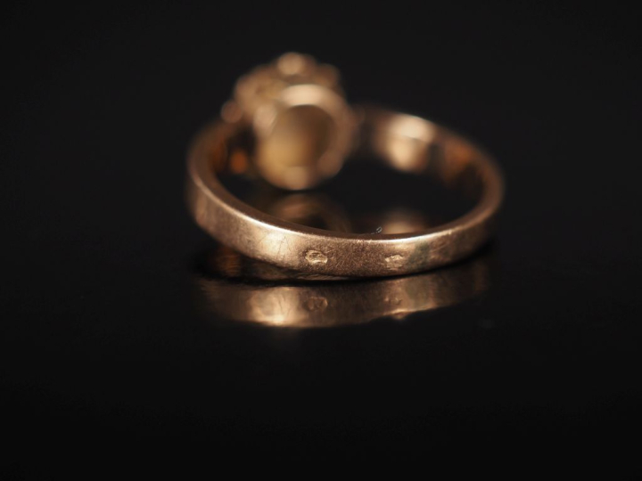 Bague de forme marguerite en or jaune 750, sertie de petites perles bl