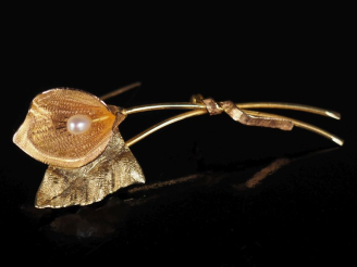Vente aux enchères Ravissante broche deux tons d'or 750, en forme d'arum, agrémentée d'un