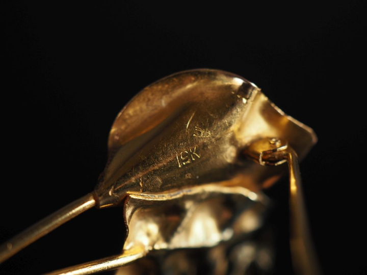 Ravissante broche deux tons d'or 750, en forme d'arum, agrémentée d'un