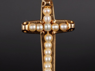 Vente aux enchères Pendentif en forme de croix en or jaune 750, serti de petites perles b