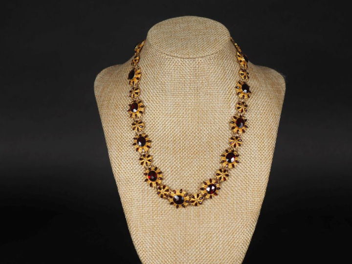 Ravissant collier souple en or jaune 750, composé de maillons en forme