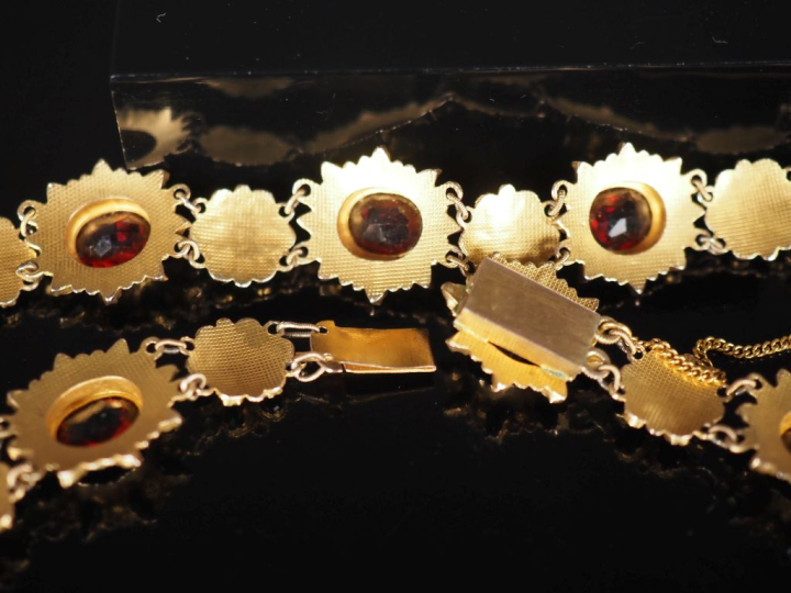 Ravissant collier souple en or jaune 750, composé de maillons en forme