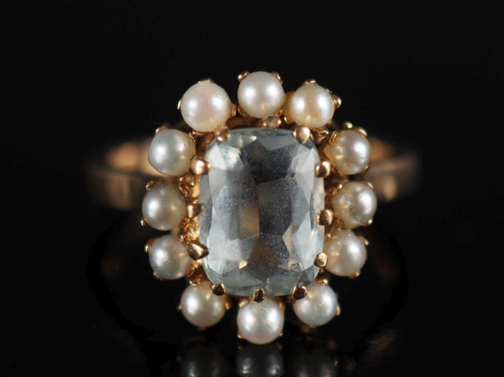 Bague marguerite en or jaune 750, sertie en son centre d'une pierre bl