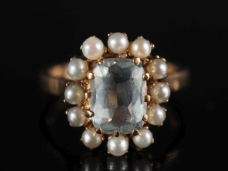 Vente aux enchères Bague marguerite en or jaune 750, sertie en son centre d'une pierre bl