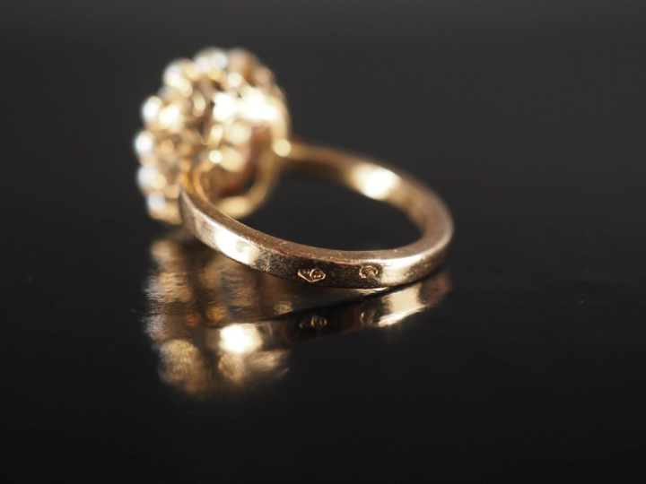 Bague marguerite en or jaune 750, sertie en son centre d'une pierre bl