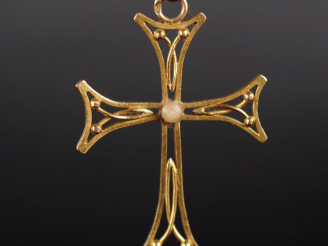 Vente aux enchères Pendentif en forme de croix en or jaune 750, à décor ajouré et serti d
