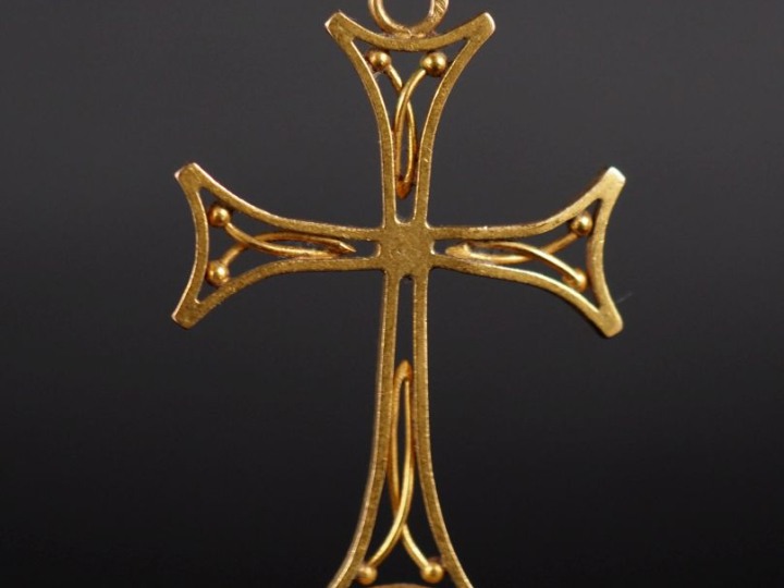 Pendentif en forme de croix en or jaune 750, à décor ajouré et serti d