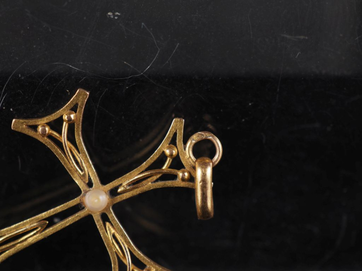 Pendentif en forme de croix en or jaune 750, à décor ajouré et serti d