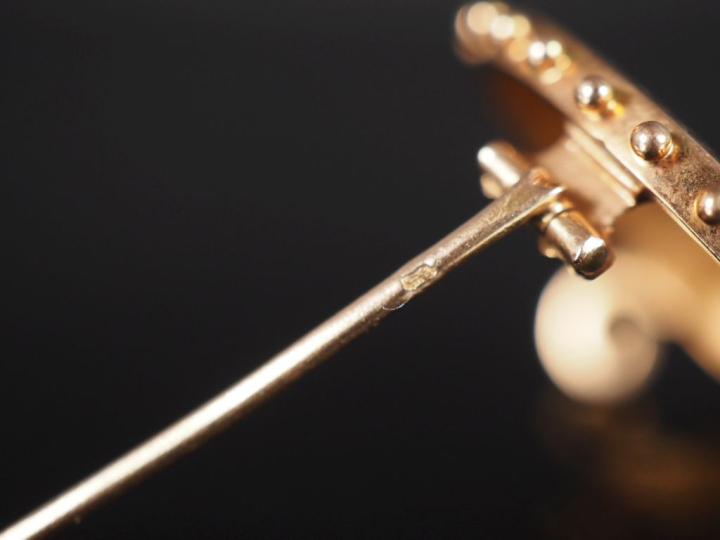 Broche ronde en or jaune 750, à décor ajouré d'une étoile sertie en so