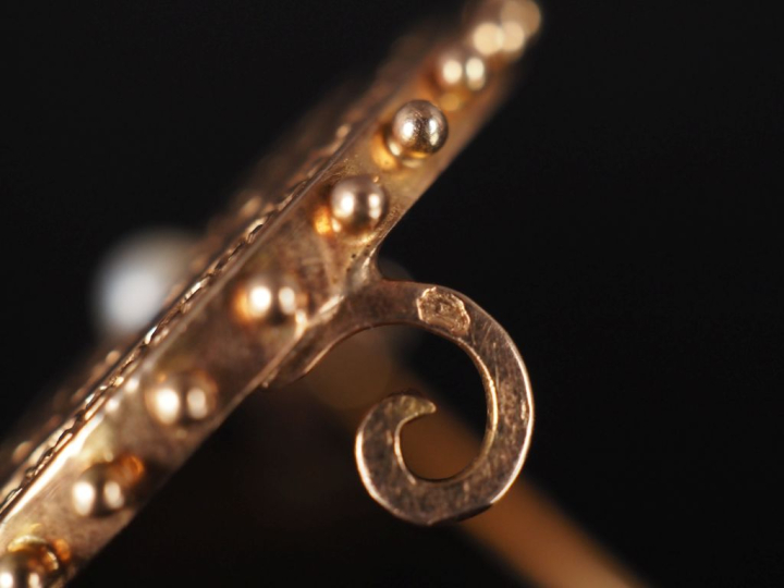 Broche ronde en or jaune 750, à décor ajouré d'une étoile sertie en so