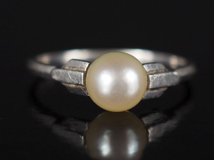 Petite bague de style Art déco en platine 850, sertie d'une demi-perle