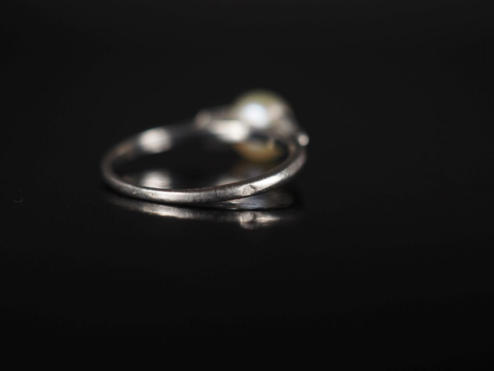 Petite bague de style Art déco en platine 850, sertie d'une demi-perle