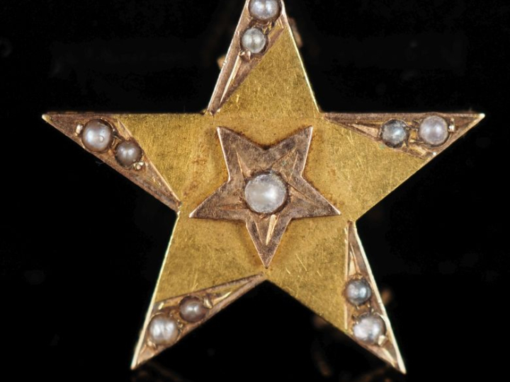 Petite broche en forme d'étoile en or jaune 750, sertie de demi perles