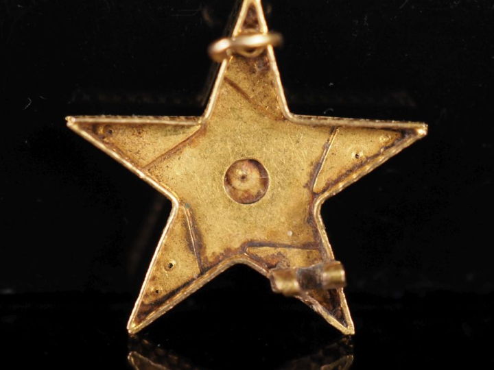 Petite broche en forme d'étoile en or jaune 750, sertie de demi perles