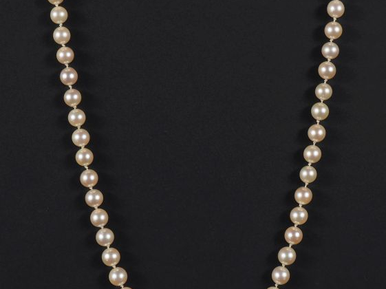 Collier de perles blanches.  Joli fermoir rectangulaire et chainette d