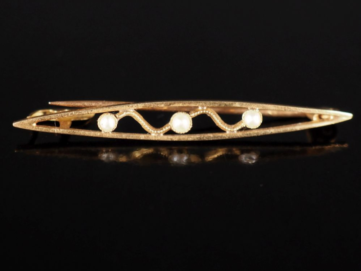 Petite broche ajourée en or jaune 750, agrémentée de trois demi perles