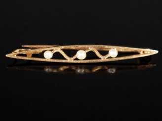 Vente aux enchères Petite broche ajourée en or jaune 750, agrémentée de trois demi perles