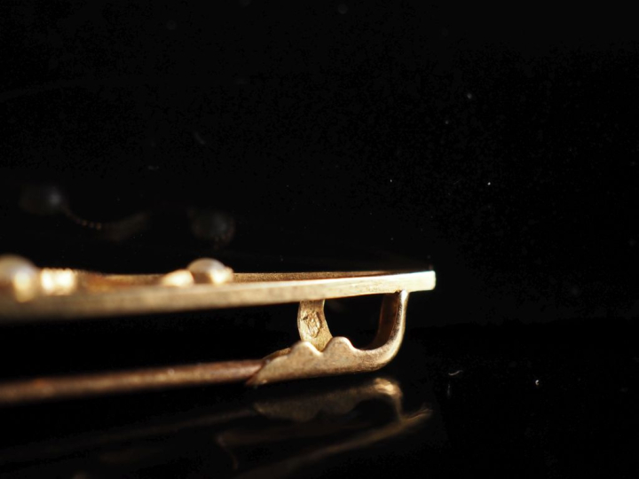 Petite broche ajourée en or jaune 750, agrémentée de trois demi perles