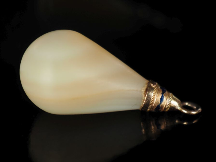 Pendentif serti d'une perle d'imitation en forme de goutte, attache en