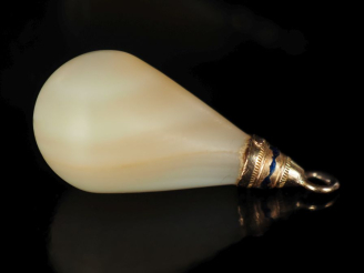 Vente aux enchères Pendentif serti d'une perle d'imitation en forme de goutte, attache en