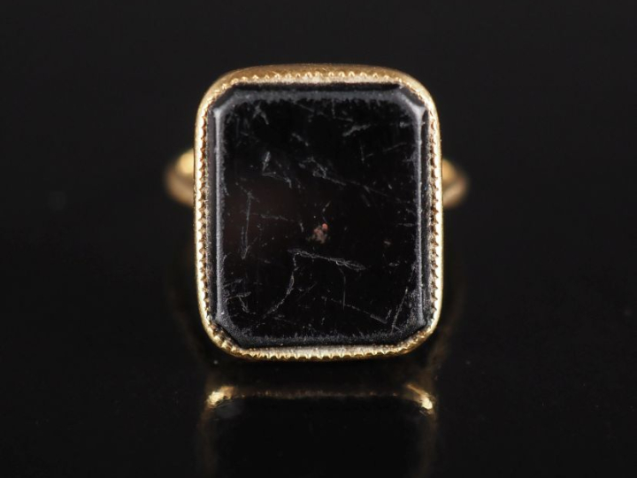 Bague rectangulaire en or jaune 750, poinçon tête de cheval, sertie en
