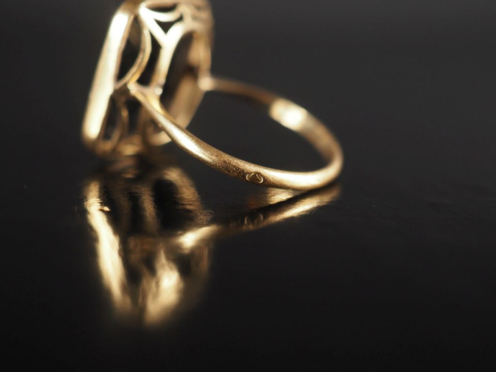 Bague rectangulaire en or jaune 750, poinçon tête de cheval, sertie en