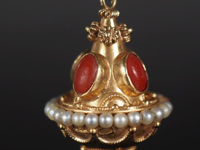 Ravissant pendentif en or jaune 750, à décor de corail en cabochon, co