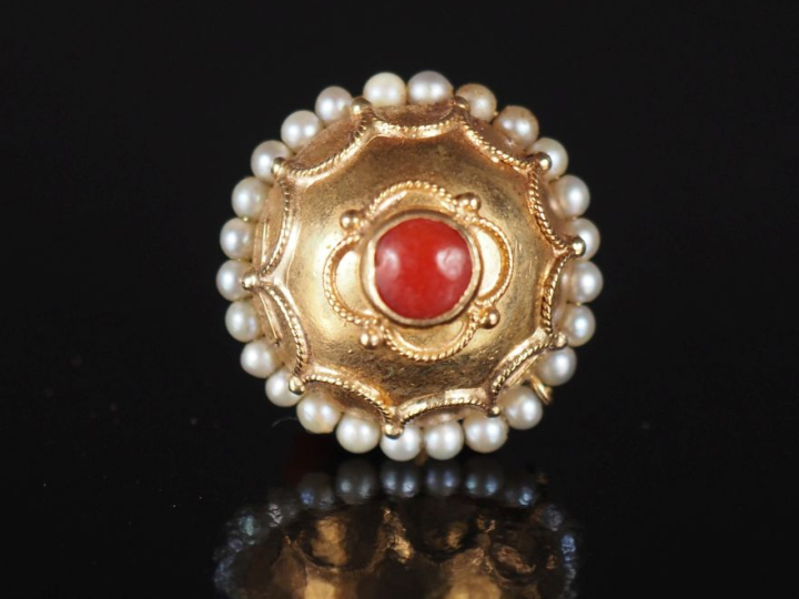 Ravissant pendentif en or jaune 750, à décor de corail en cabochon, co