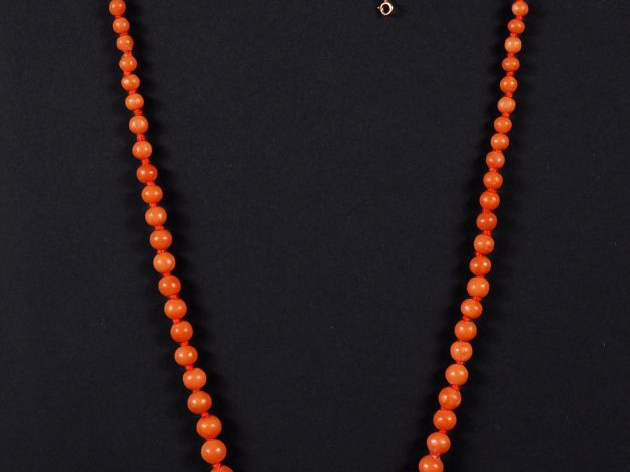 Collier de perles de corail disposées en chute. Fermoir et chainette d