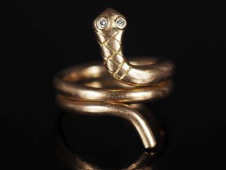 Vente aux enchères Bague en or jaune 750 en forme de serpent.  Les yeux sertis de deux pe