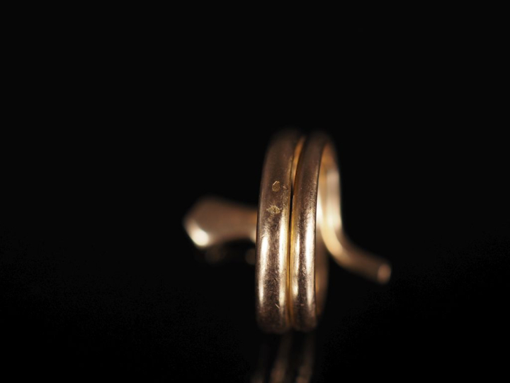 Bague en or jaune 750 en forme de serpent.  Les yeux sertis de deux pe