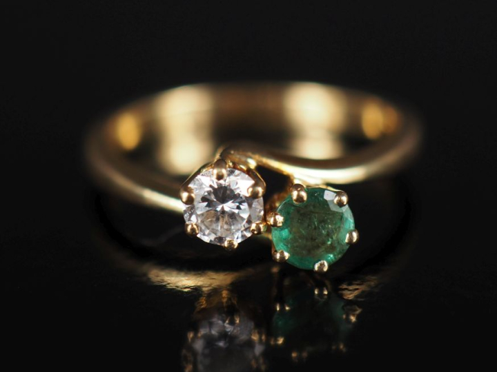 Bague dite "Toi   Moi" en or jaune 750, sertie d'une émeraude et d'un 