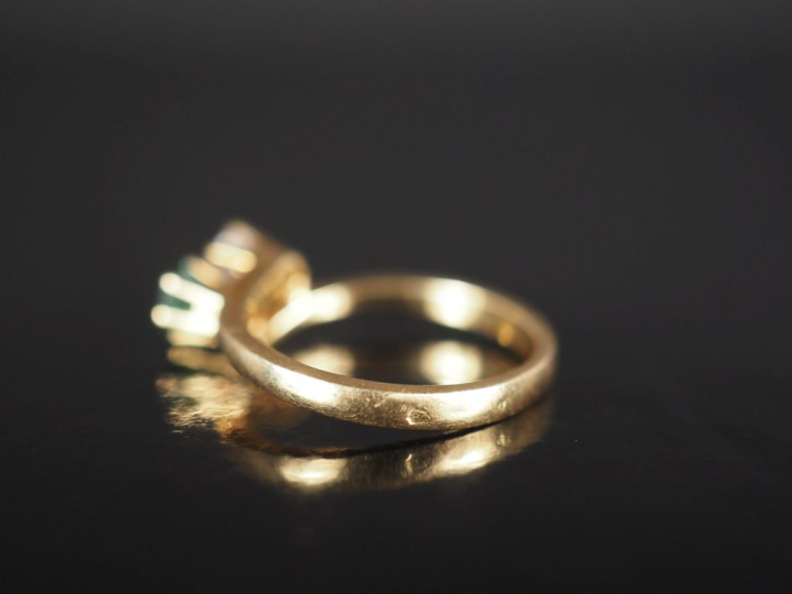 Bague dite "Toi   Moi" en or jaune 750, sertie d'une émeraude et d'un 