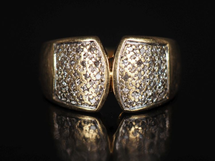 Bague bandeau en or jaune 750, sertie de deux pavages de petits diaman