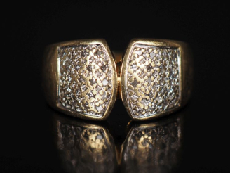 Vente aux enchères Bague bandeau en or jaune 750, sertie de deux pavages de petits diaman