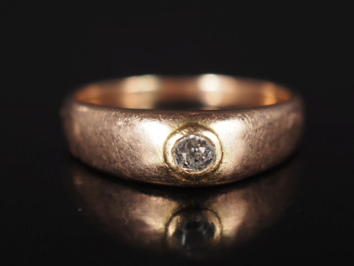 Bague jonc en or 750, sertie en son centre d'un petit diamant taille a