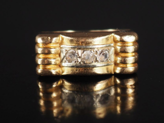 Vente aux enchères Bague pont de style 1940 en or jaune 750, à décor de godrons et sertie