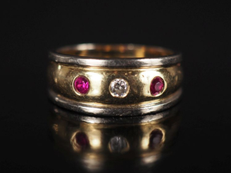 Vente aux enchères Bague jonc deux tons d'or 750, sertie en son centre d'un petit diamant