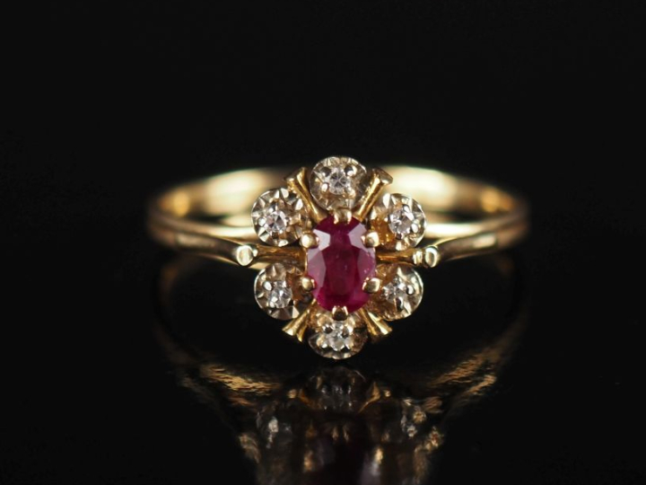 Petite bague de forme marguerite en or jaune 750, sertie en son centre