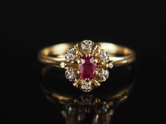 Vente aux enchères Petite bague de forme marguerite en or jaune 750, sertie en son centre