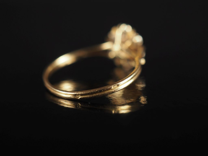 Petite bague de forme marguerite en or jaune 750, sertie en son centre