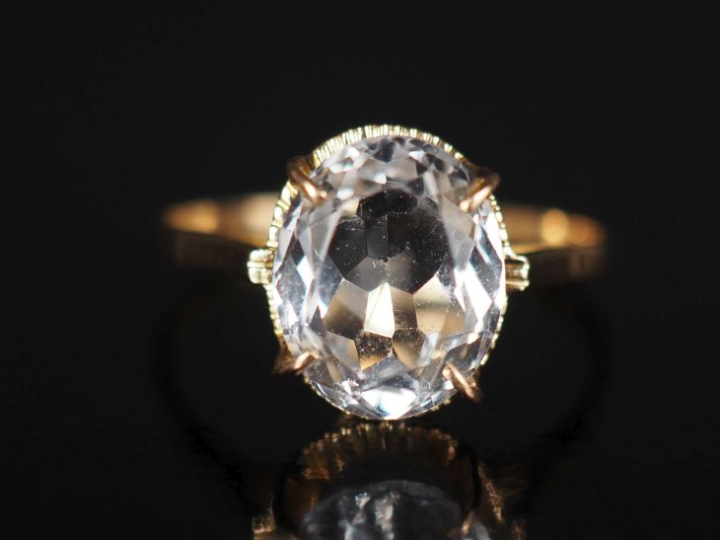 Bague en or jaune 750, sertie en son centre de verroterie.  TDD. 54 Po