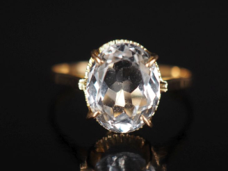 Vente aux enchères Bague en or jaune 750, sertie en son centre de verroterie.  TDD. 54 Po