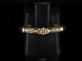 Vente aux enchères Bague jonc en or jaune 750, sertie en son centre d'un diamant de 0,05 